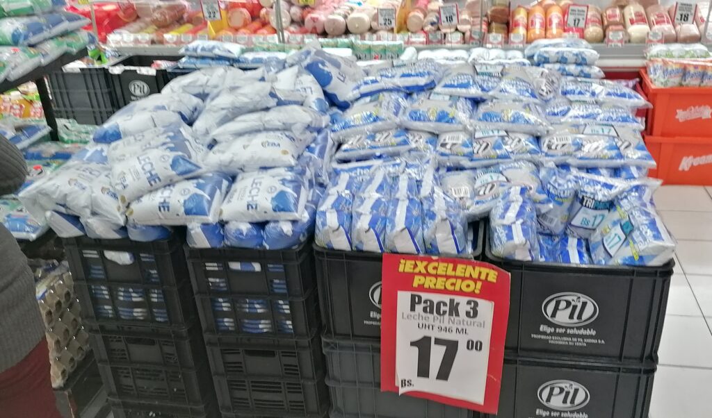 Bolsas de leche de Pil Andina de 0.25 galones 3 unidades vendidas a 2.43 Bs 17