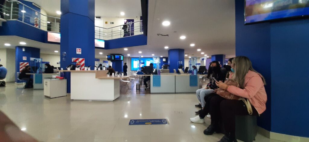 Dentro de las oficinas de Tigo Bolivia agencia de La Paz Bolivia