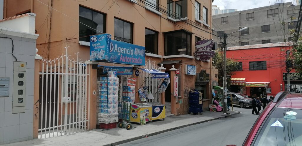 Pequena tienda de viveres y abarrotes en un barrio comun de Bolivia