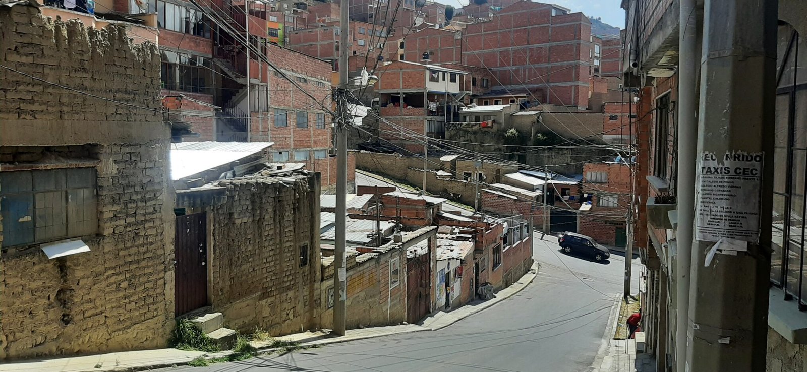 Casas de gente pobre hechas con adobe o ladrillos de color naranja en las afueras de la ciudad de La Paz, Bolivia