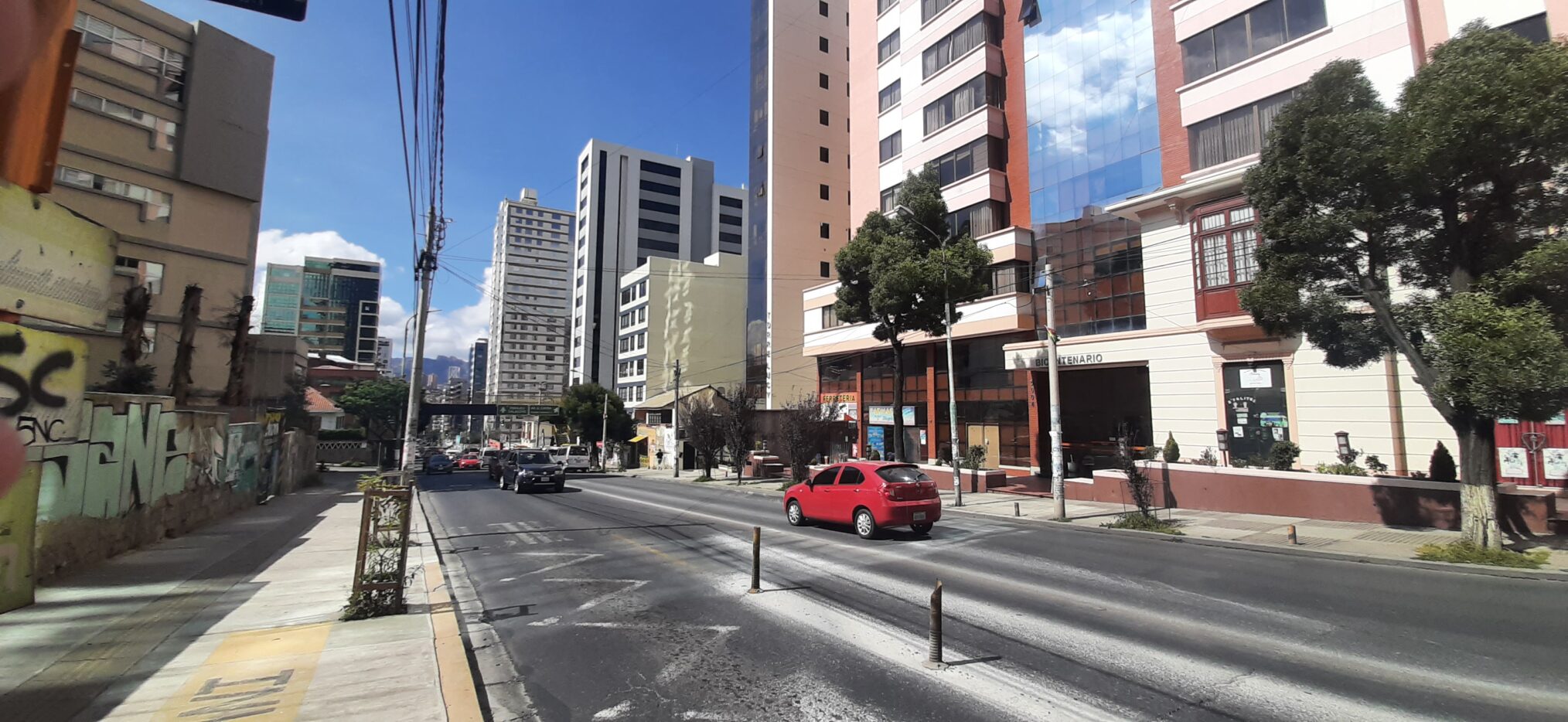 La Avenida Hernando Siles de Obrajes, con edificios de apartamentos de hasta 25 pisos