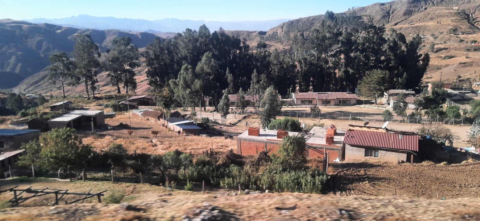 Un pequeño pueblo en un valle de la región templada de Bolivia.