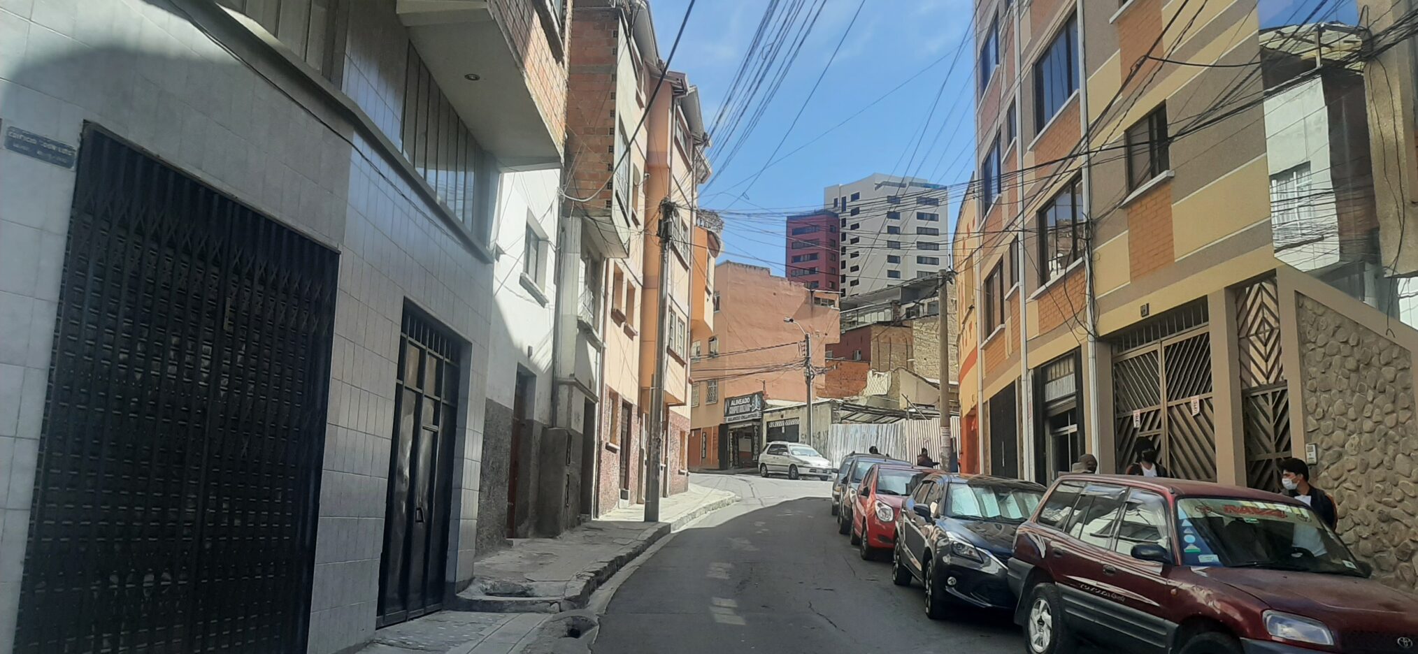 Una calle promedio de casas y residencial de San Pedro